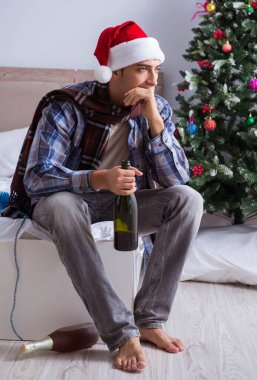 Adam noel partisinden sonra akşamdan kalma.