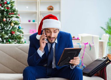 Noel 'de evde çalışan bir iş adamı.