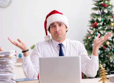 Yılbaşı vardiyasında çalışan genç işçi.