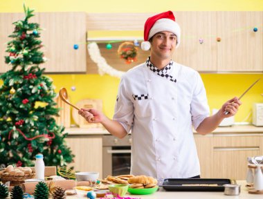 Noel arifesi mutfakta çalışan genç şef koca