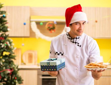 Noel arifesi mutfakta çalışan genç şef koca