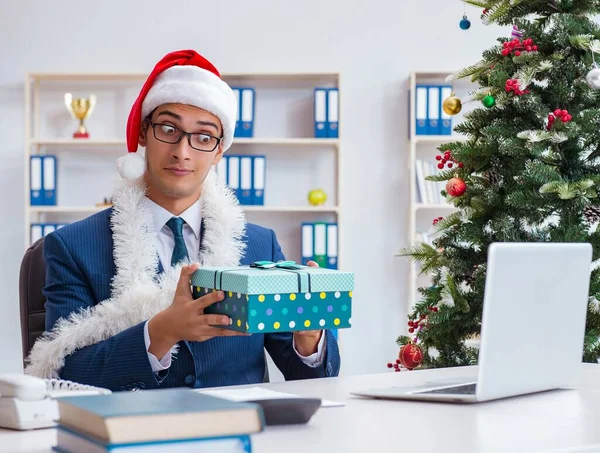 Geschäftsmann feiert Weihnachten im Büro — Stockfoto