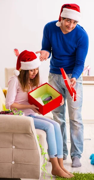 Jovem casal celebrando o Natal em casa — Fotografia de Stock