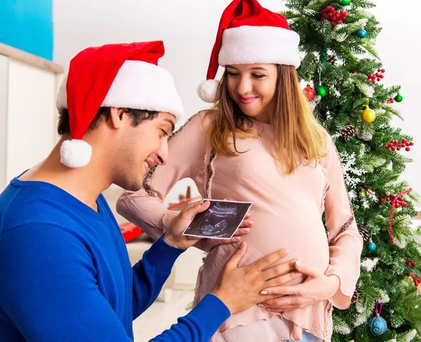 妊娠中の妻cevelatingクリスマスとともに夫 — ストック写真