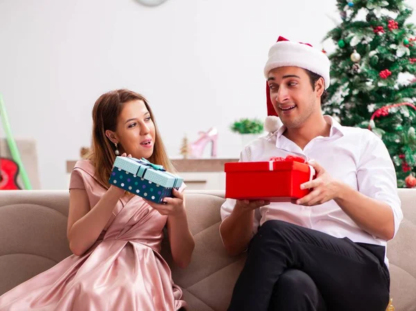 Genç çift Noel 'i evde kutluyor.