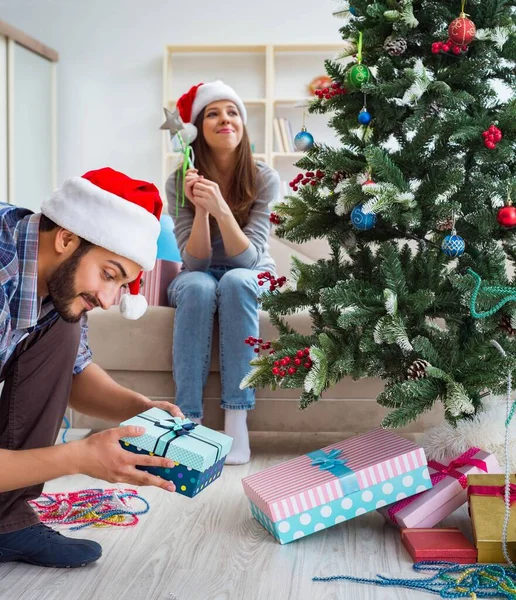 Přítelkyně a přítel otevírání vánoční dárky — Stock fotografie