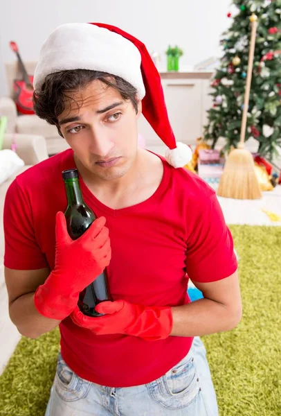 Homem limpando seu apartamento após a festa de Natal — Fotografia de Stock