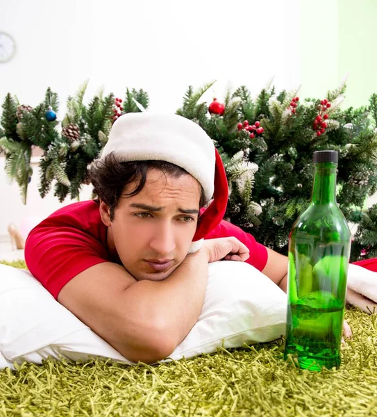 圣诞节后，年轻人在家里喝得烂醉 — 图库照片