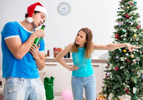 Genç bir aile Noel 'i evde kutluyor. — Stok fotoğraf