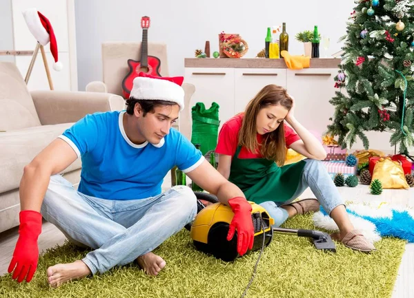 Młode mieszkanie rodzinne sprzątanie po imprezie świątecznej — Zdjęcie stockowe