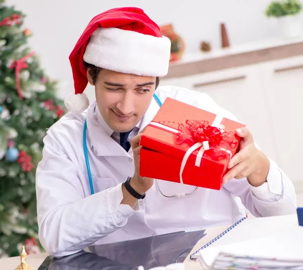 Arzt mit Geschenkbox im Krankenhaus — Stockfoto