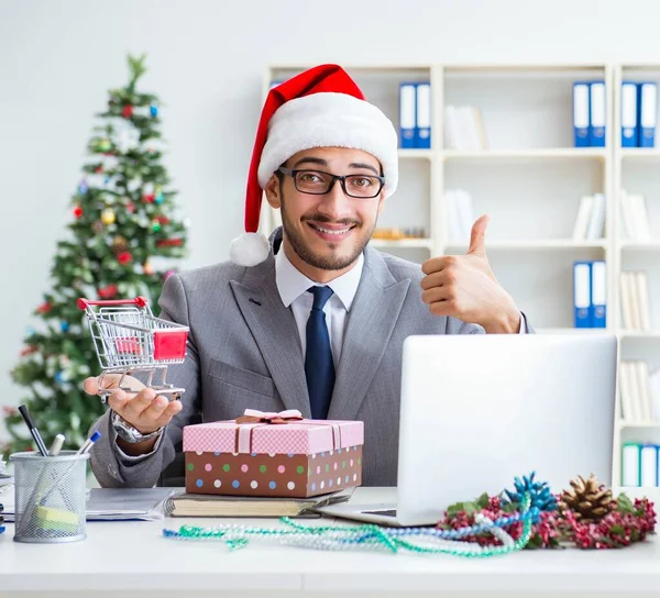 Młody biznesmen świętuje Boże Narodzenie w biurze — Zdjęcie stockowe