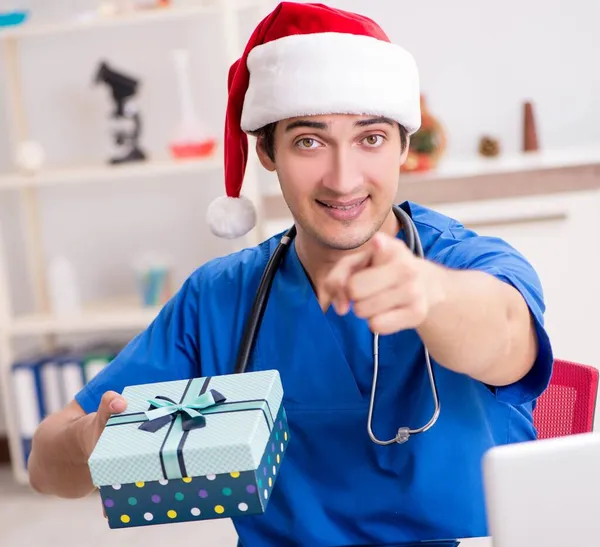 Doctor con caja de regalo en el hospital —  Fotos de Stock