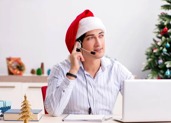Телепродавец во время рождественской распродажи по телефону — стоковое фото