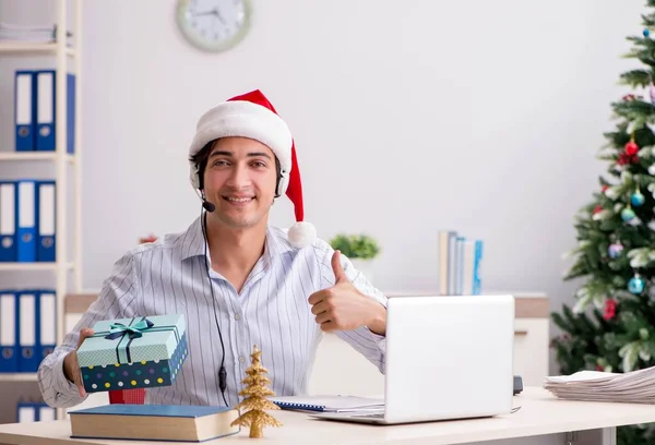 Telesales operator tijdens kerstverkoop aan de telefoon — Stockfoto