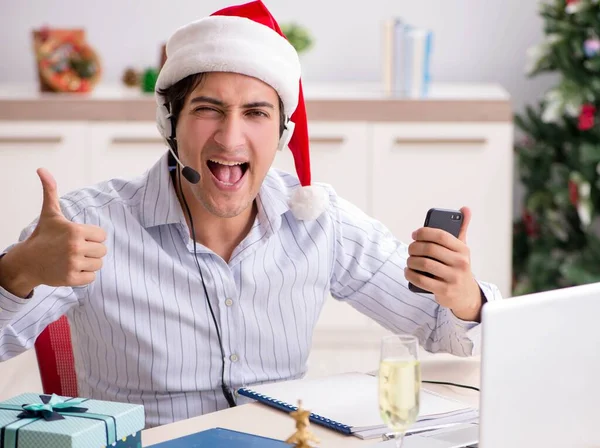 Teleshopping-Betreiber während des Weihnachtsverkaufs am Telefon — Stockfoto