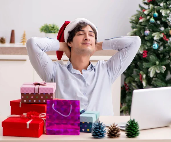Fiatal alkalmazott üzletember irodai karácsonyi koncepció — Stock Fotó