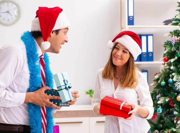 Koledzy exchaing prezenty świąteczne w urzędzie — Zdjęcie stockowe