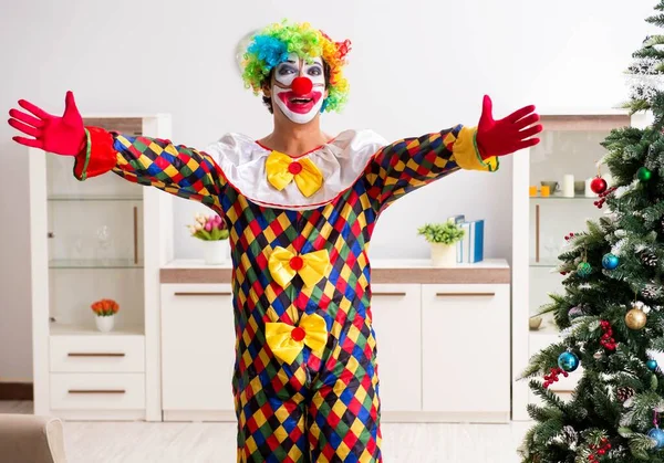 Clown divertente nel concetto di celebrazione di Natale — Foto Stock