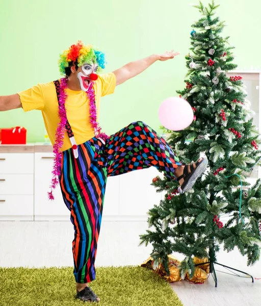 Rolig clown i jul firande koncept — Stockfoto