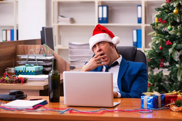 クリスマスパーティー中のオフィスの従業員 — ストック写真