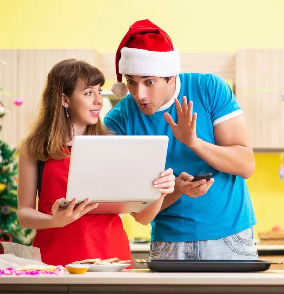 Giovane coppia che celebra il Natale in cucina — Foto Stock