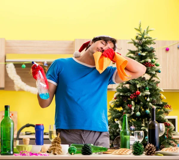 Młody człowiek, czyszczenie kuchni po Christmas party — Zdjęcie stockowe