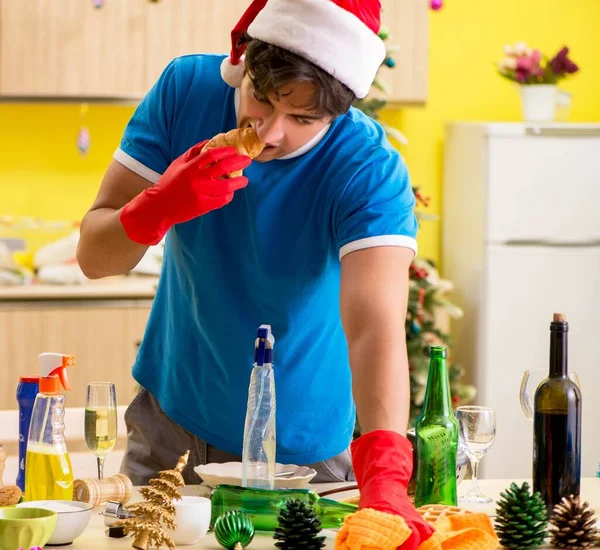 Joven limpieza cocina después de la fiesta de Navidad — Foto de Stock