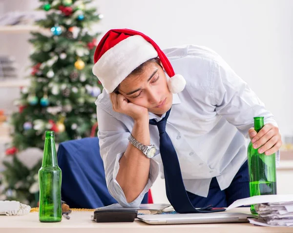 Jovem e bonito funcionário celebrando o Natal no local de trabalho — Fotografia de Stock