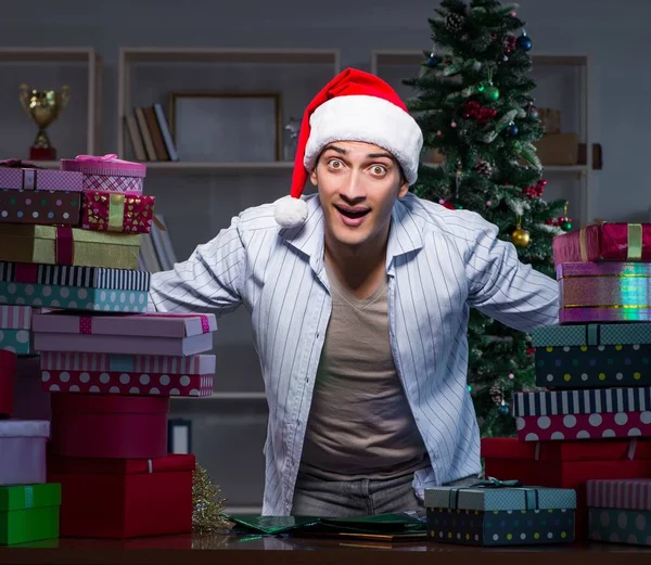 Hombre con muchos regalos de Navidad en cajas — Foto de Stock