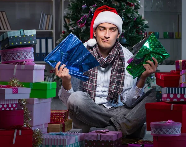Man med många julklappar i lådor — Stockfoto