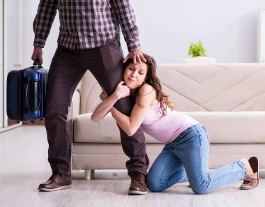 Parçalanmış ilişki konseptinde genç bir aile