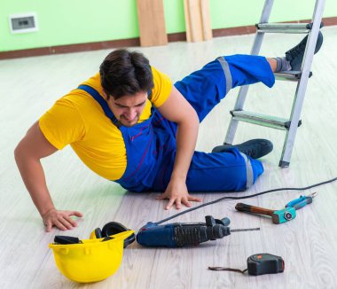 İş yerinde yaralı bir işçi var.