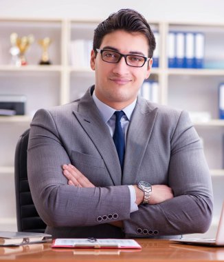 Ofiste çalışan bir işadamı.