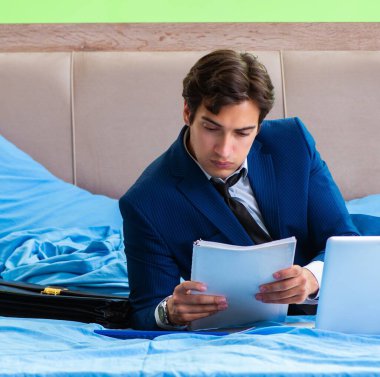 Otel odasında çalışan bir iş adamı.
