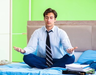 Otel odasında çalışan bir iş adamı.