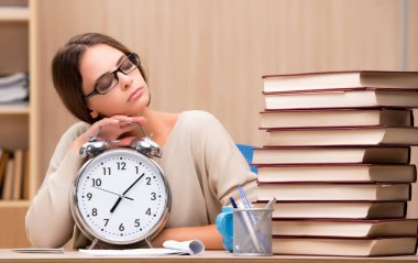 Üniversite sınavlarına hazırlanan genç öğrenci.