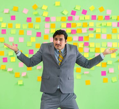 Birçok iş önceliği olan bir iş adamı.