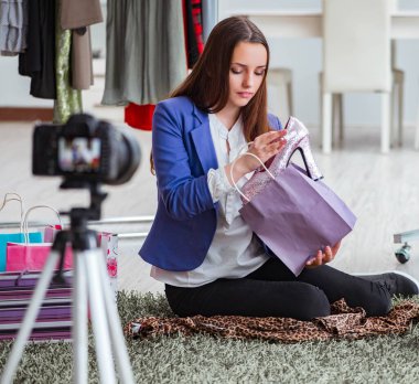 Moda blogcusu blog için video kaydediyor