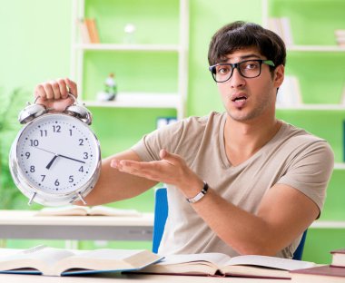 Üniversite sınavlarına hazırlanan öğrenci