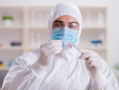 Kanıt için laboratuvarda çalışan uzman bir kriminolog.