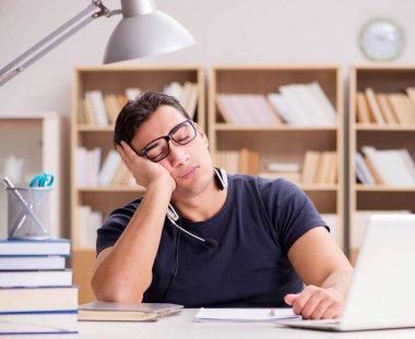 Genç serbest bilgisayar üzerinde çalışıyordu.