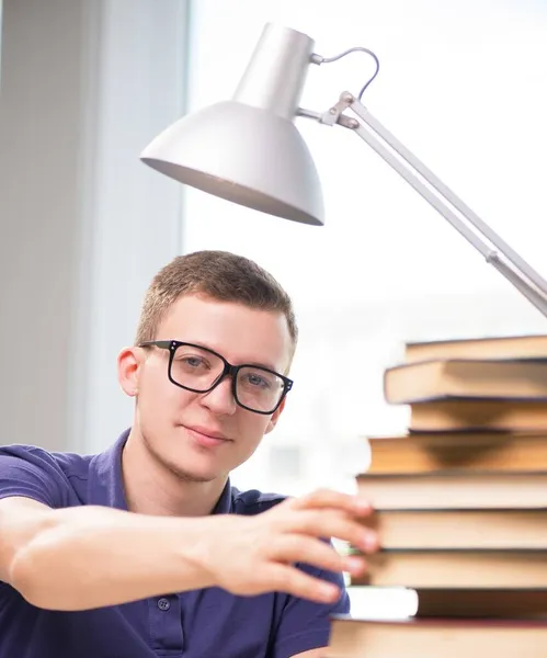 Jovem estudante se preparando para os exames escolares — Fotografia de Stock