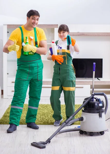 Limpieza de contratistas profesionales que trabajan en casa —  Fotos de Stock