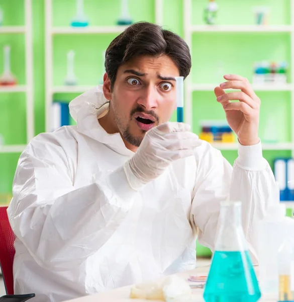 Chemicus werkt in het lab aan nieuw experiment — Stockfoto