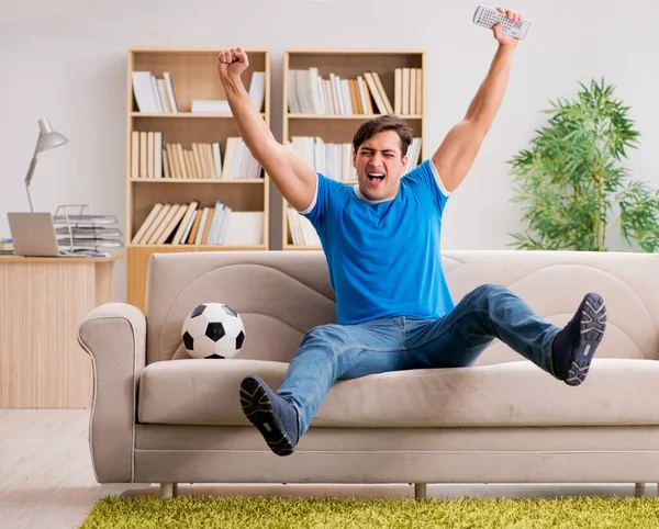 Homme regardant le football à la maison — Photo