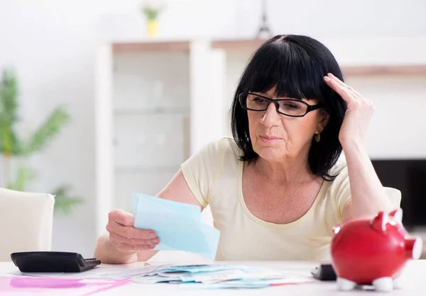 Зрелая женщина пытается согласовать свои счета — стоковое фото