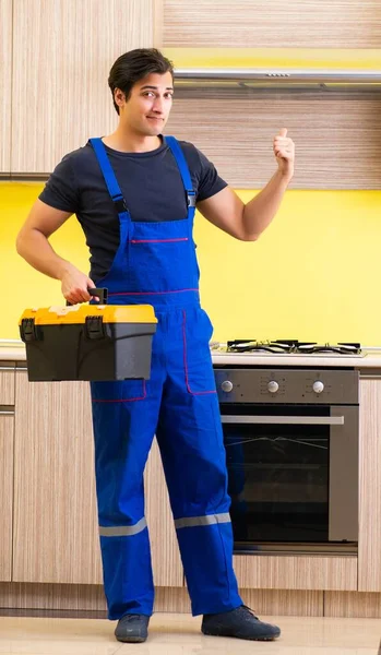 Jonge dienstverlener die keukenmeubilair monteert — Stockfoto