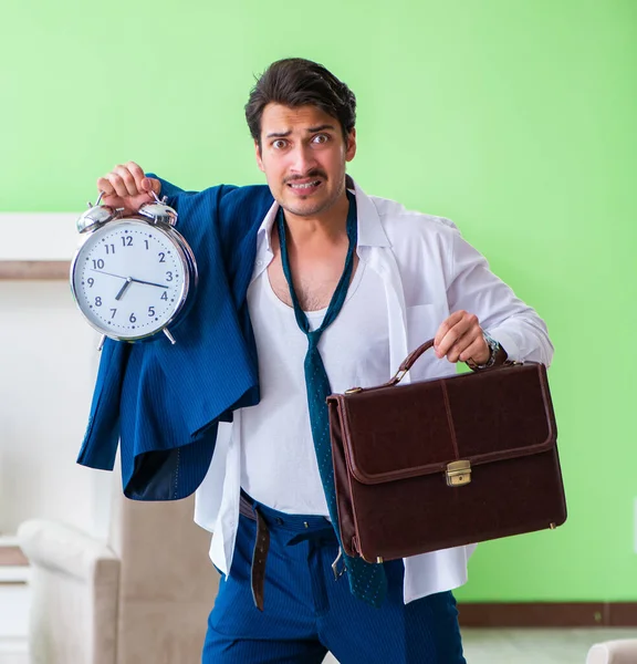 Homem vestir-se e tarde para o trabalho — Fotografia de Stock