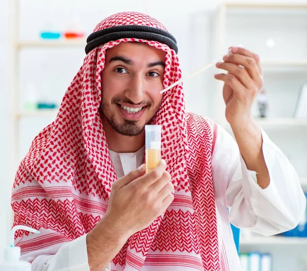Ahli kimia Arab memeriksa kualitas air minum — Stok Foto